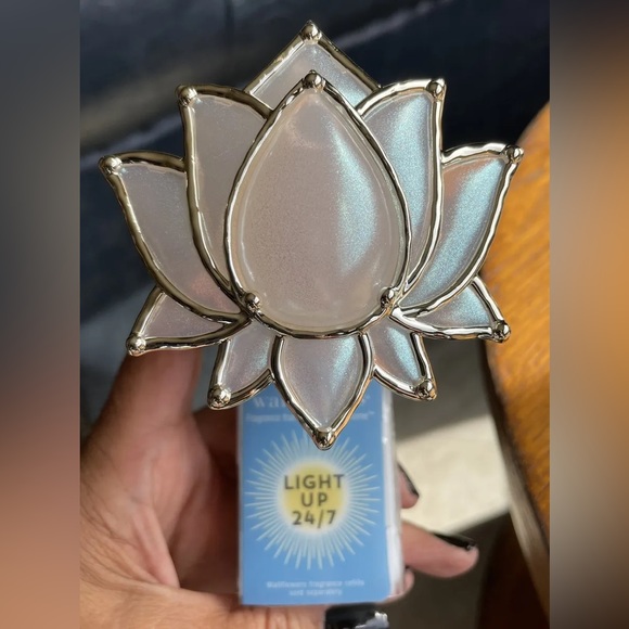 Pearl White Lotus Flower Bath & Body Works Wallflowers Home Fragrance Diffuser - Picture 6 of 7